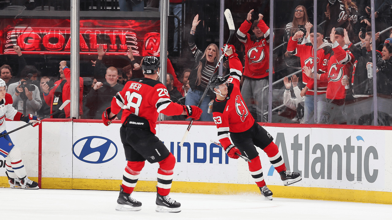 Ular mushuklarni yalaydilar va yaxshi sifatda siyadilar mushuk haqida mushuk